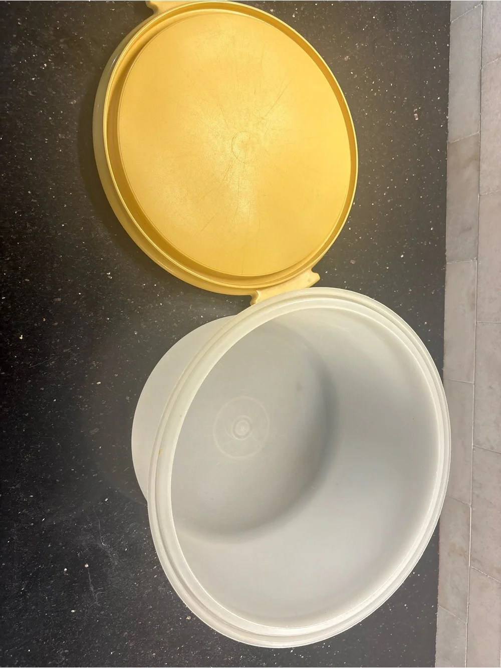 Tupperware cake carrier